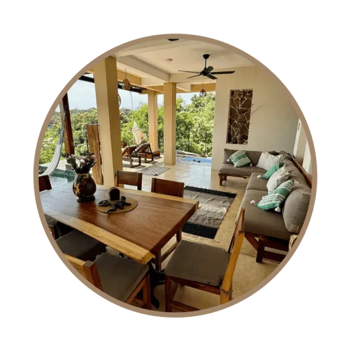 Comedor al aire libre con muebles de madera tropical en Casa La Vista, Mazunte Oaxaca