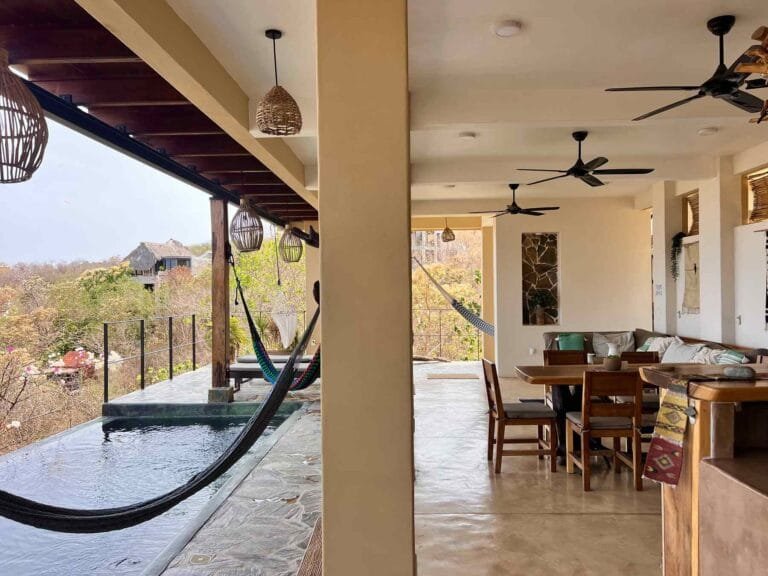 Alberca infinita junto a la sala abierta de la villa en Mazunte