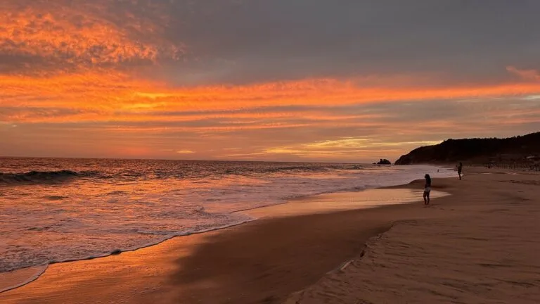 Atardecer sobre la playa de Mazunte, Oaxaca, a diez minutos de Casa La Vista