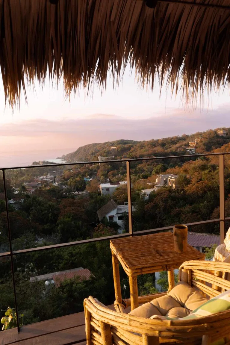 Balcón privado de una suite al atardecer con vista a Mazunte