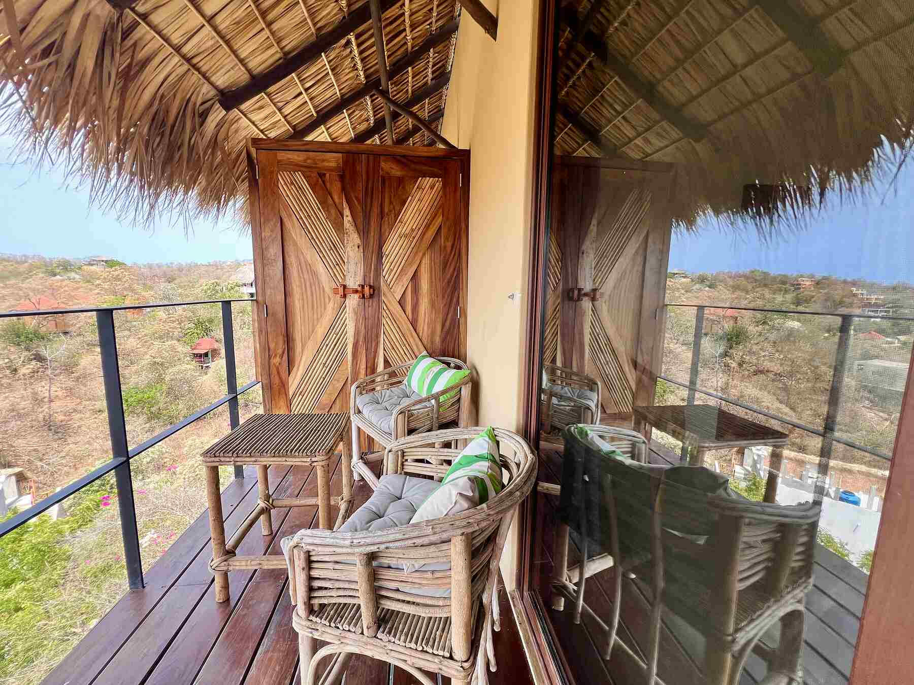 Balcón privado con sillas y vista al mar en Casa La Vista