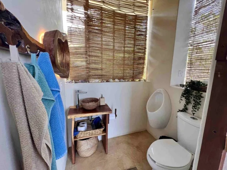 Baño con regadera junto a la alberca de Casa La Vista