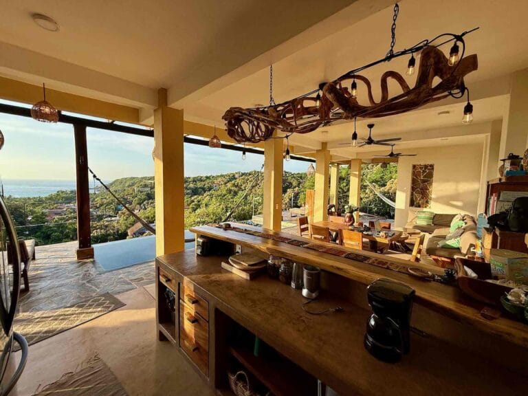 Barra de la cocina con vista al mar en Mazunte