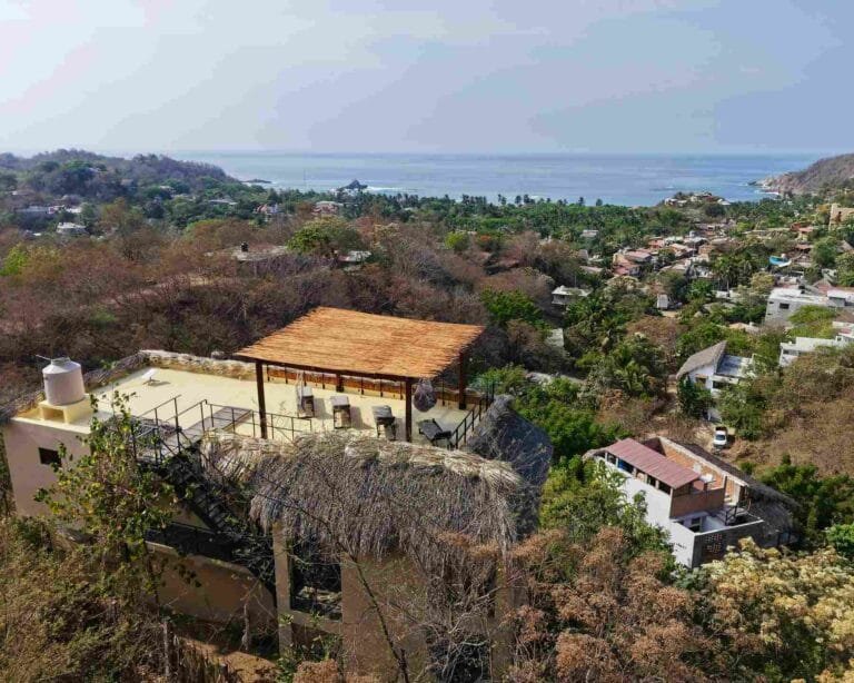 Casa La Vista sobre la colina de Mazunte vista desde el aire