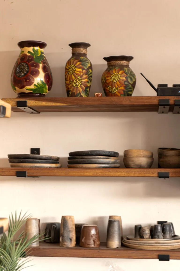 Cerámica artesanal de Oaxaca en las repisas de la cocina