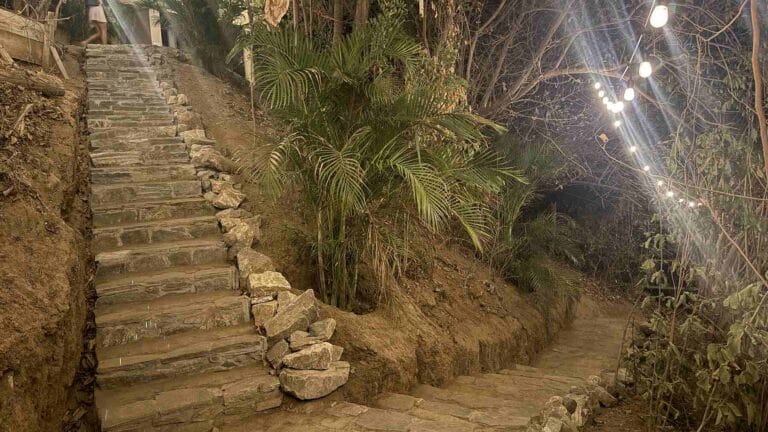 Escalera de piedra con luces de jardín en la entrada de Casa La Vista