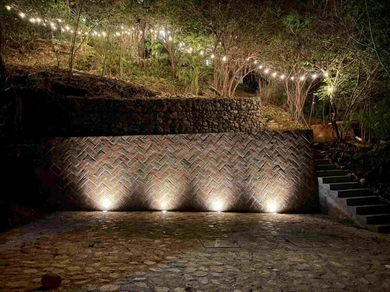 Estacionamiento privado iluminado de Casa La Vista en Mazunte por la noche