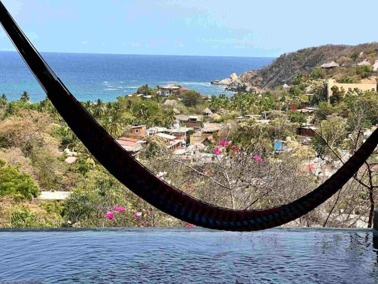 Hamaca sobre el borde infinito de la alberca con vista a la bahía de Mazunte