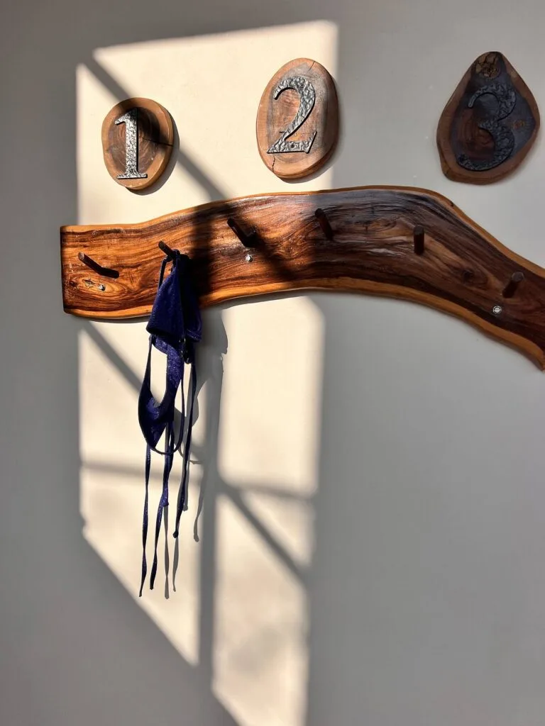 Perchero de madera tallada a mano en la terraza