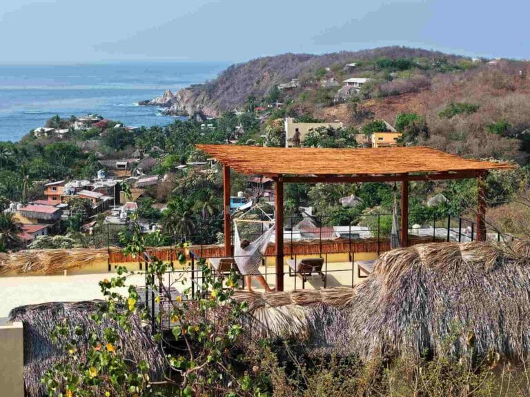 Pérgola de azotea con vista a la costa de Mazunte, Oaxaca