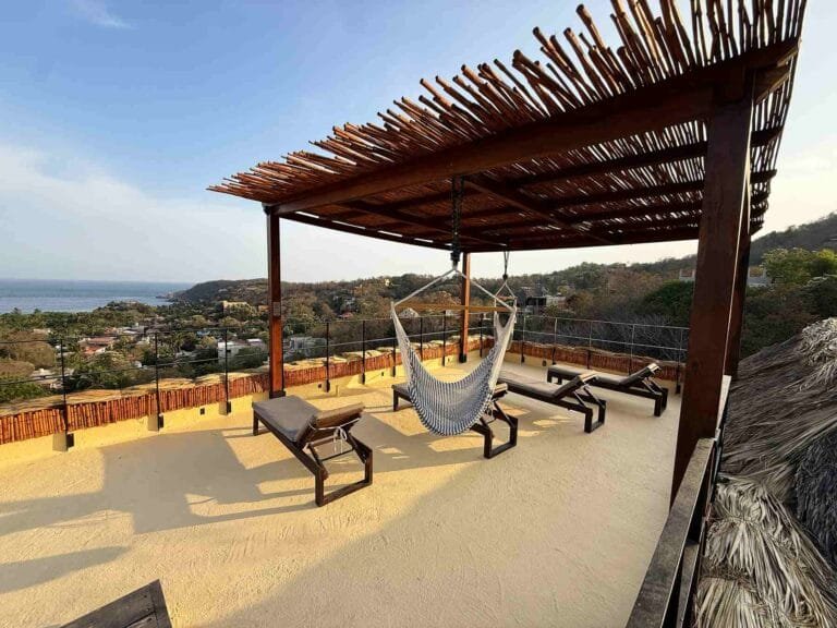 Pérgola de madera tropical en la azotea de Casa La Vista, Mazunte