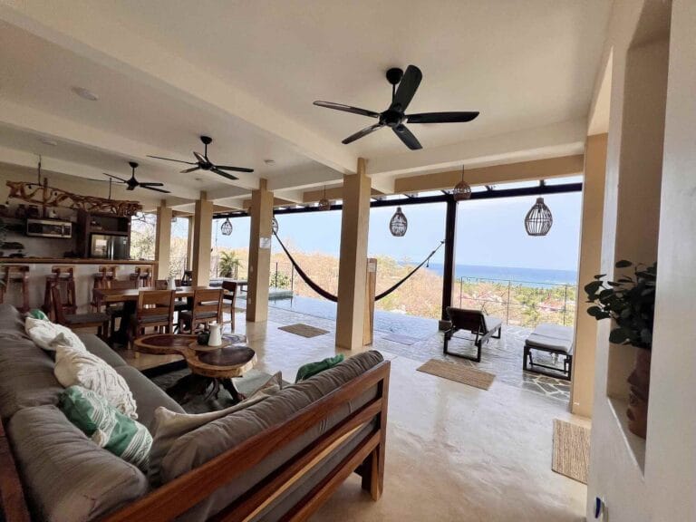 Sala abierta con vista al mar y hamaca en Casa La Vista, Mazunte