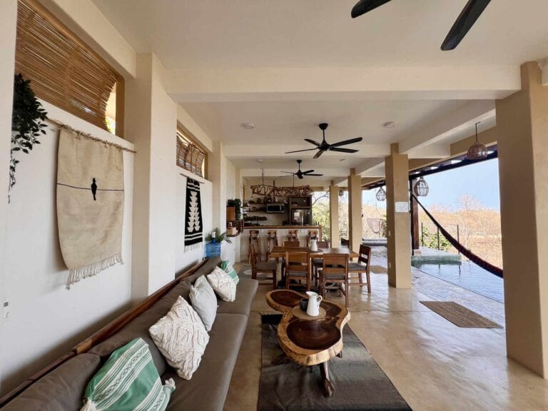 Sala con hamaca y vista panorámica a la selva de Mazunte