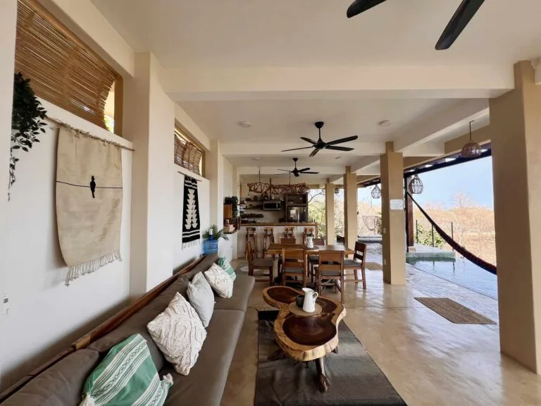 Sala con hamaca y vista panorámica a la selva de Mazunte