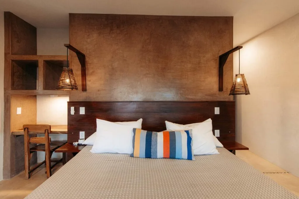 Suite 1 con cabecera de madera y cama king size