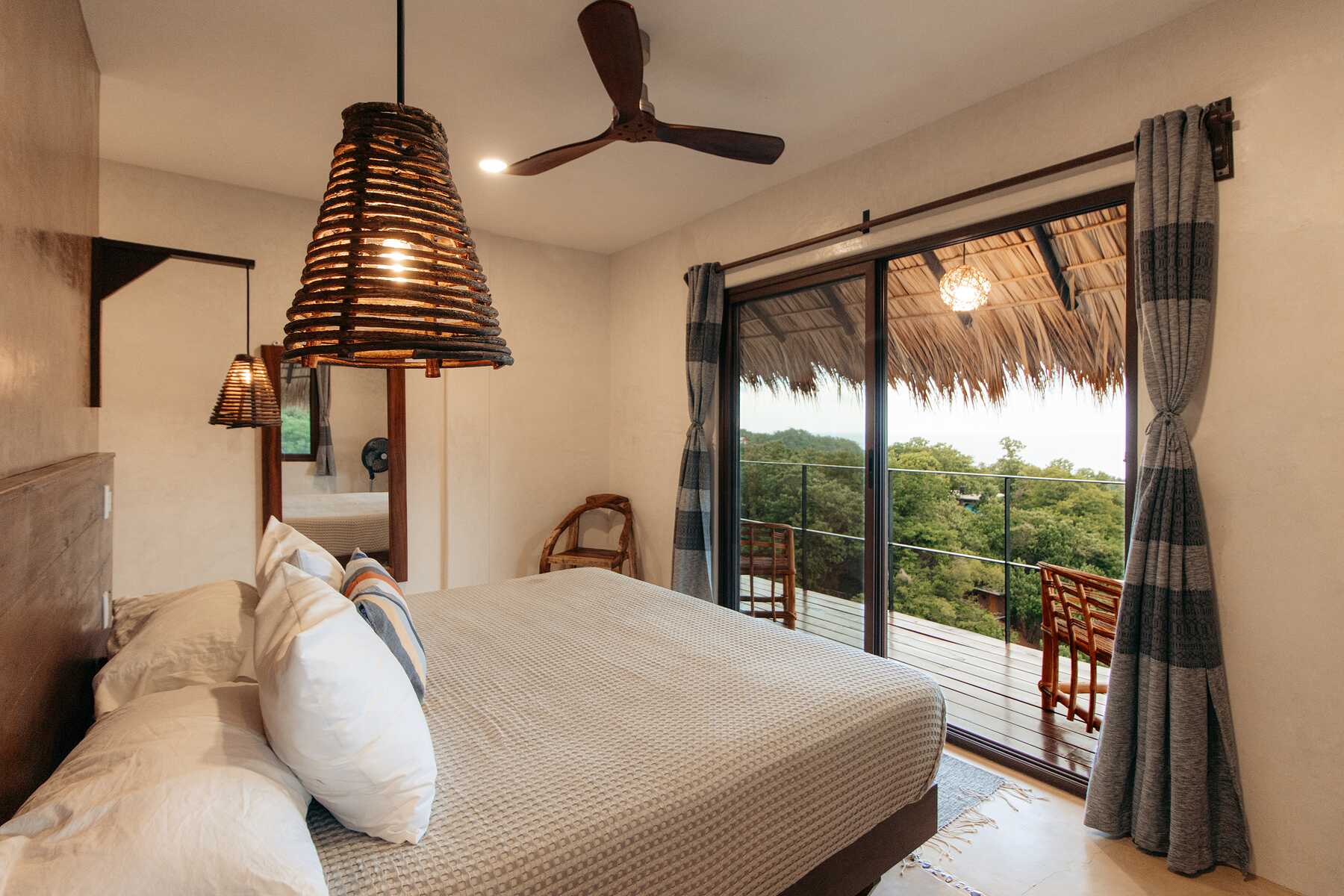 Suite 1 con cama king size y balcón privado con vista al mar