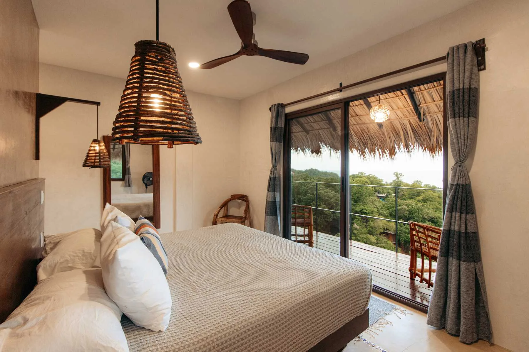 Suite 1 con cama king size y balcón privado con vista al mar