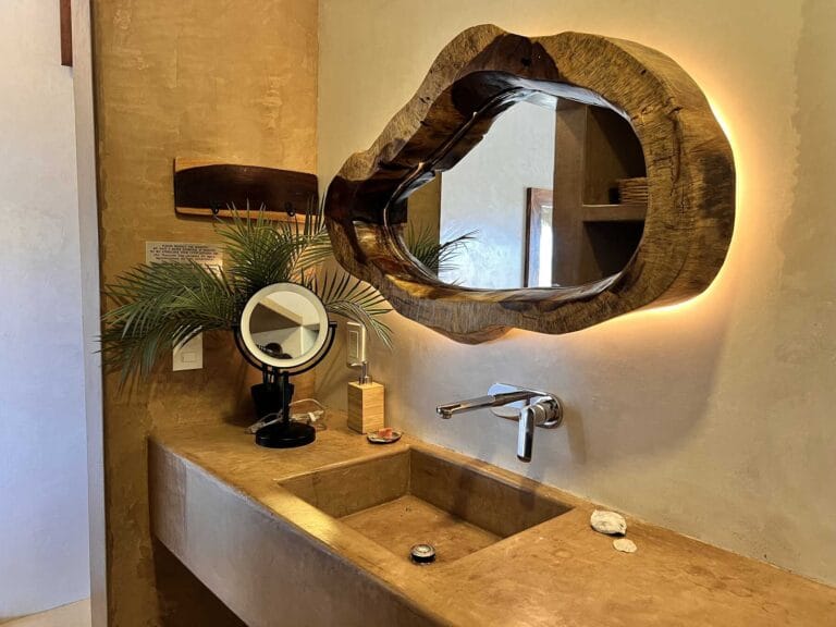 Baño privado de la Suite 2 con espejo orgánico retroiluminado