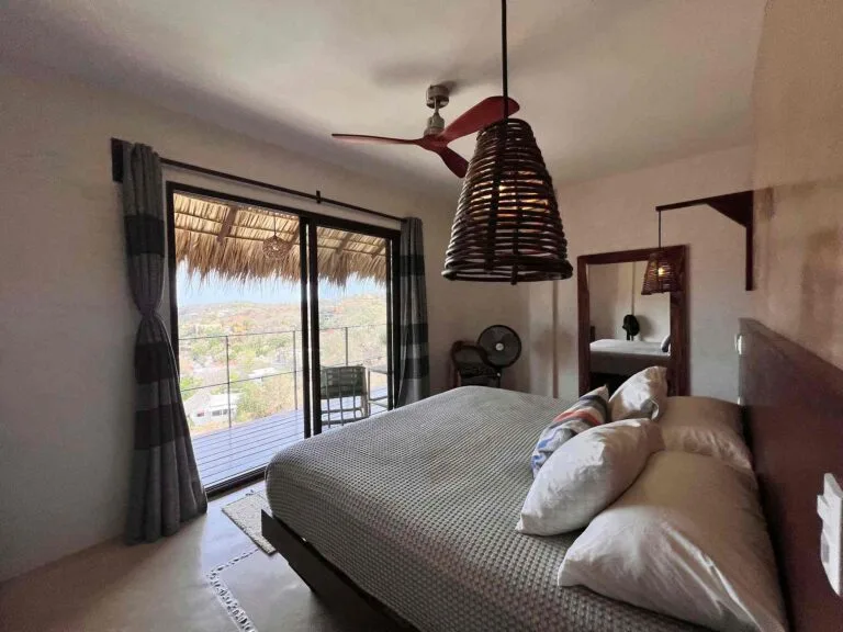 Interior de la Suite 2 con acceso al balcón y vista al mar