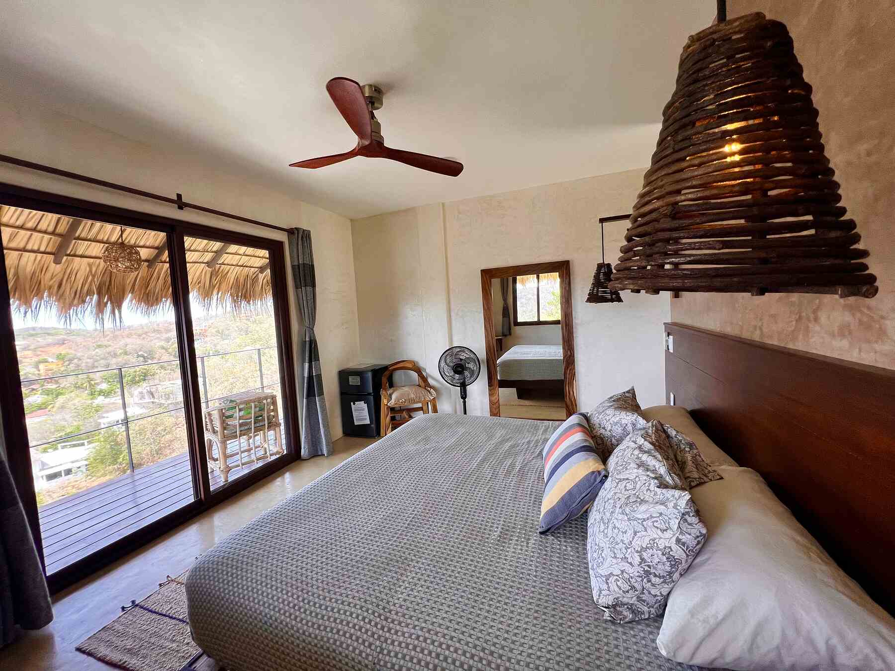 Suite 3 con puertas abiertas al balcón y vista al mar