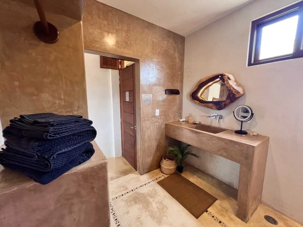 Baño privado de la Suite 3 con regadera y toallas de cortesía
