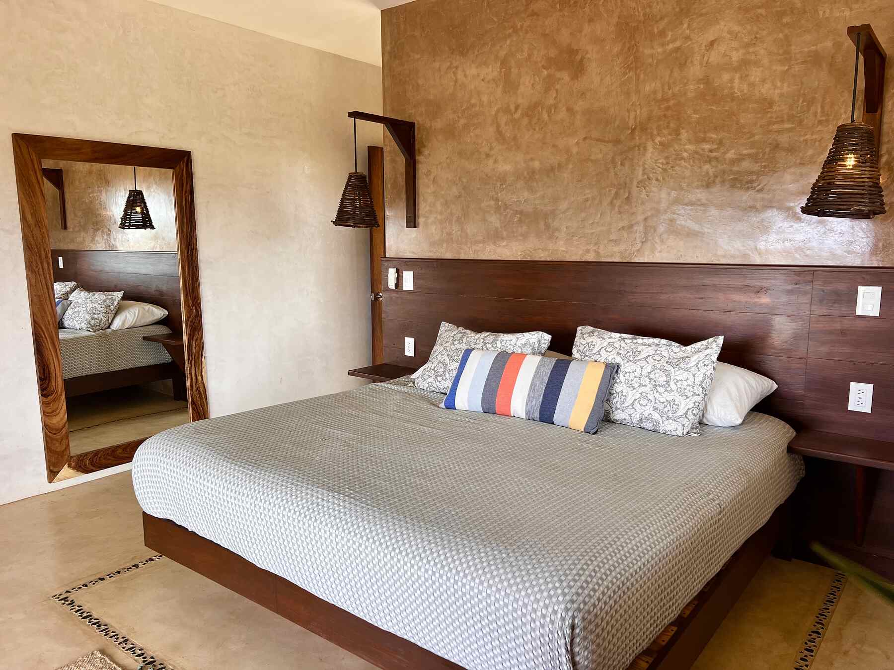 Suite 3 con cama king size y muro de barro pulido