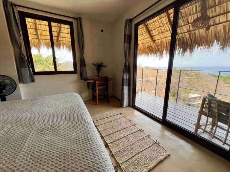 Suite 3 con puertas corredizas y vista al mar