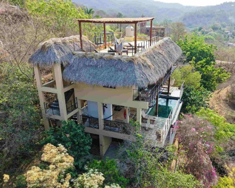 Vista aérea de Casa La Vista en Mazunte con pérgola de azotea y alberca infinita