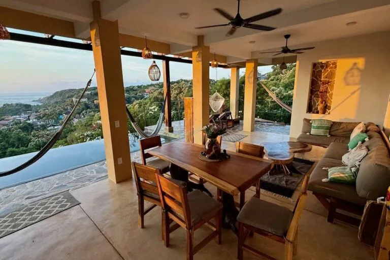 Área común con sala, comedor y hamacas con vista a la bahía de Mazunte