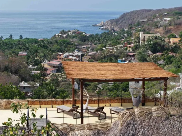 Pérgola de madera en la azotea con vista al pueblo y la bahía de Mazunte
