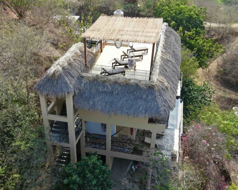 Vista aérea de la azotea con pérgola y techo de palma de Casa La Vista, Mazunte
