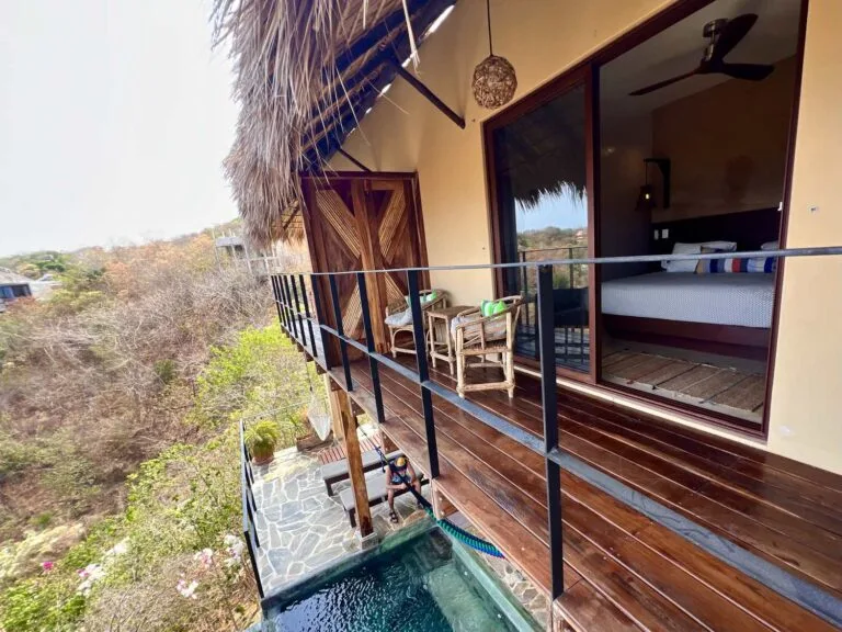 Balcón de madera de la Suite 2 sobre la alberca con vista al valle en Casa La Vista