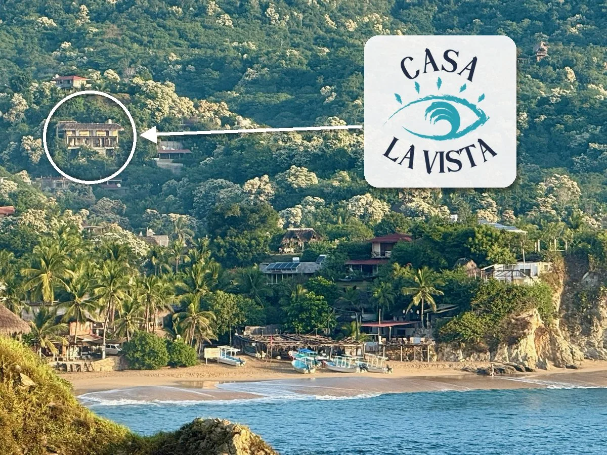 Vista de la colina de Mazunte con Casa La Vista señalada entre la selva, sobre la playa