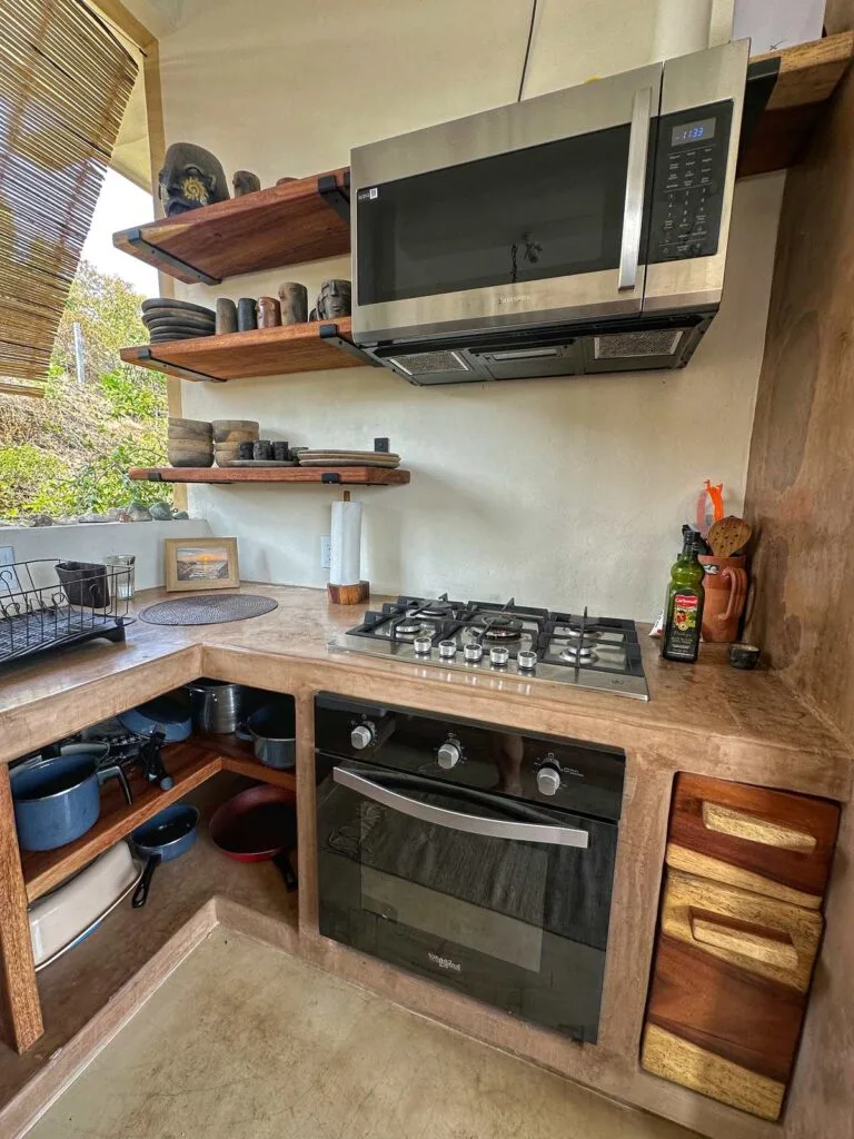 Cocina totalmente equipada con estufa de gas, horno y microondas en Casa La Vista, Mazunte
