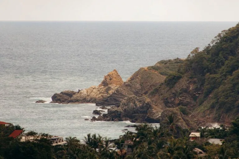 Costa rocosa y cala cerca de Mazunte, Oaxaca