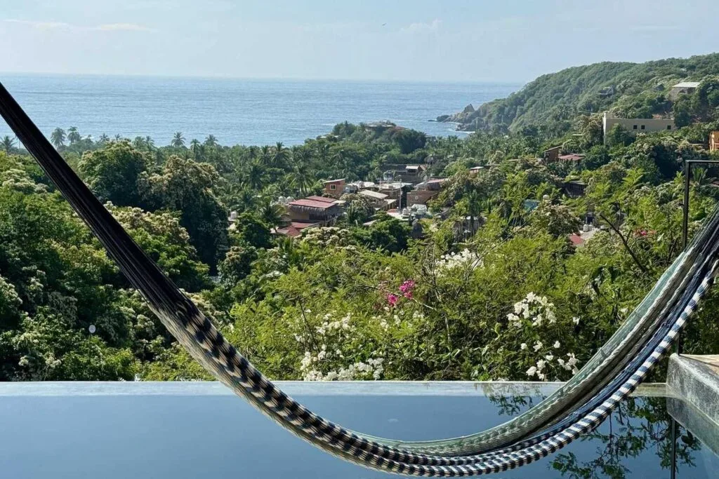 Hamaca sobre la alberca con vista panorámica a la bahía y al pueblo de Mazunte