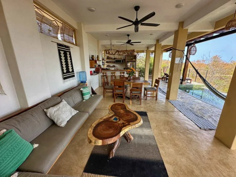 Sala con sofás y mesa de centro de madera natural en Casa La Vista, Mazunte