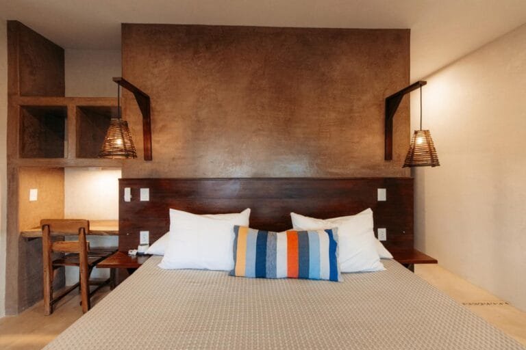 Suite 1 con cama king size, cabecera de madera y escritorio en Casa La Vista, Mazunte