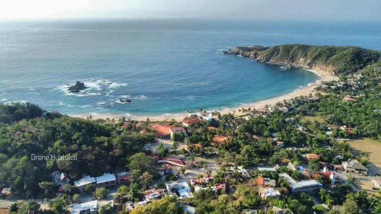 Vista aérea de la bahía y el pueblo de Mazunte, Oaxaca