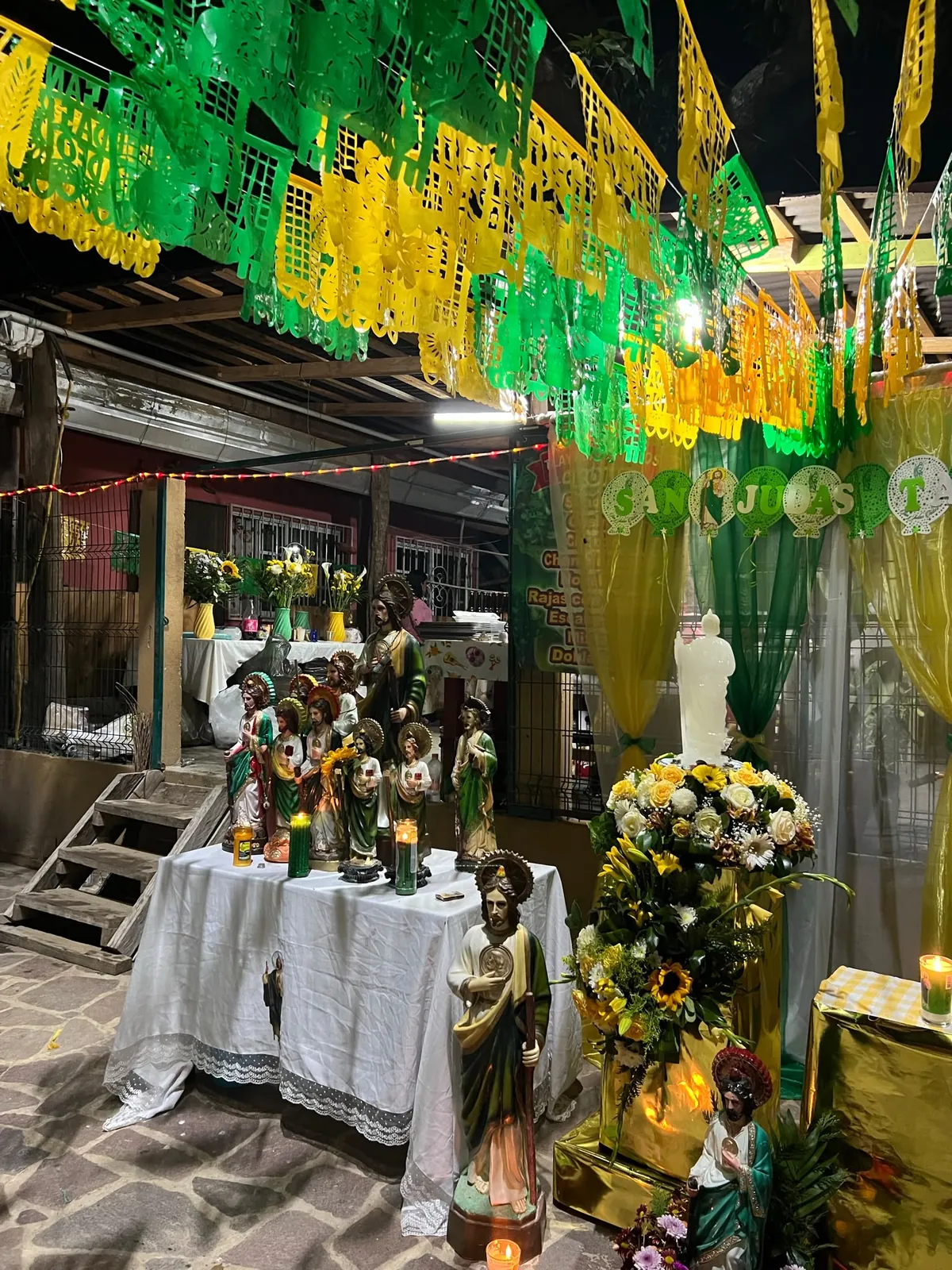 Altar de Día de Muertos en Mazunte con papel picado y decoraciones colgantes