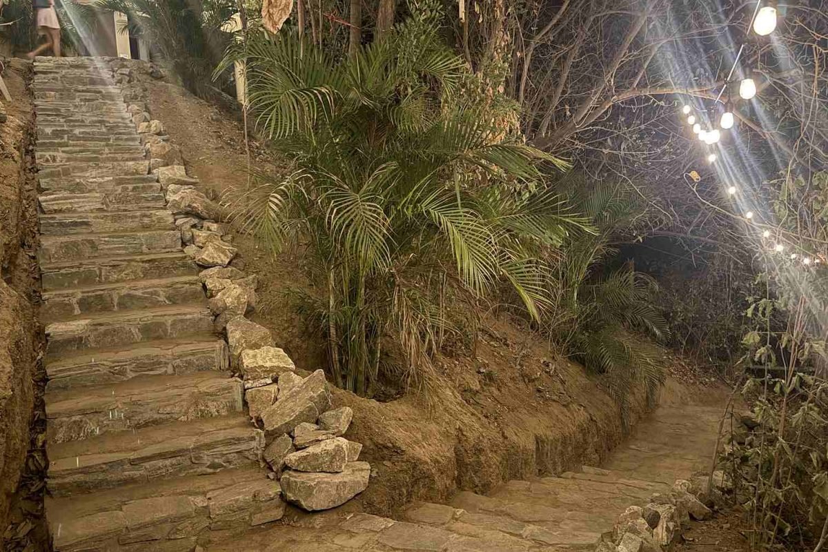 Escalera de piedra con luces de jardín en la entrada de Casa La Vista
