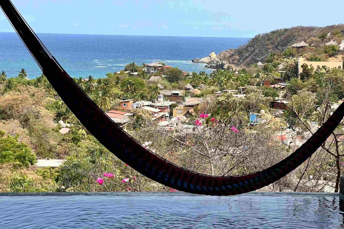 Hamaca sobre el borde infinito de la alberca con vista a la bahía de Mazunte