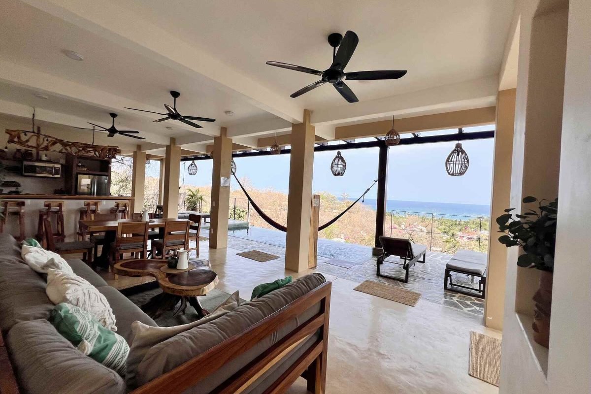 Sala abierta con vista al mar y hamaca en Casa La Vista, Mazunte