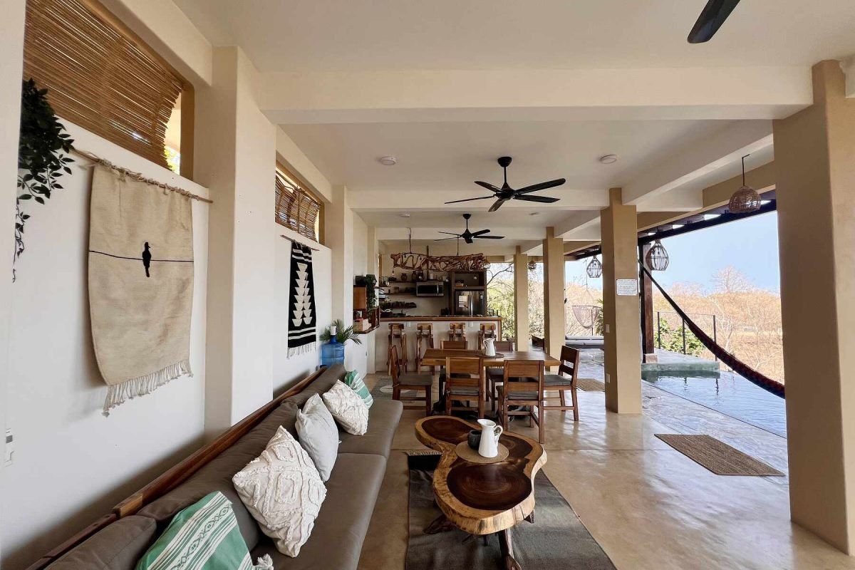 Sala con hamaca y vista panorámica a la selva de Mazunte