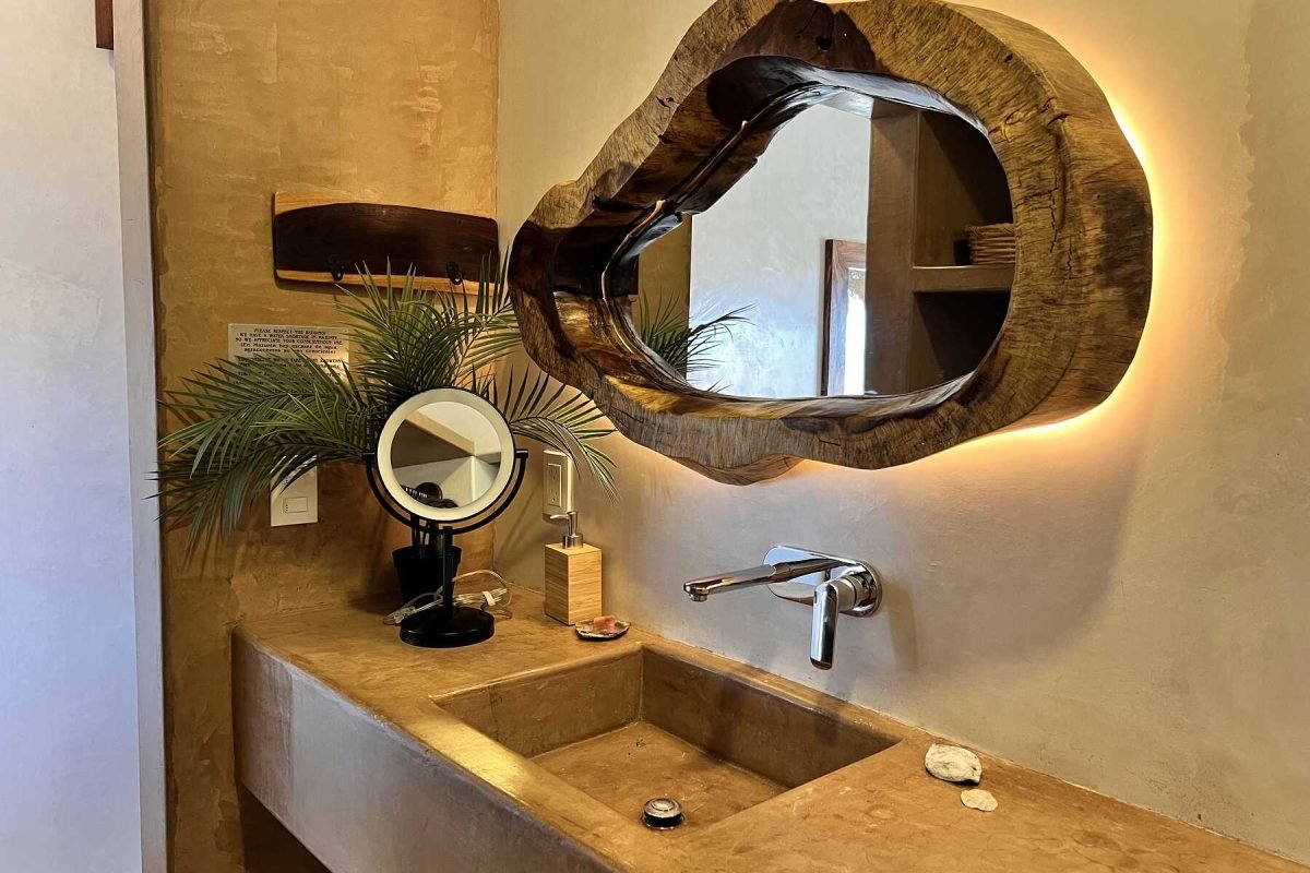 Baño privado de la Suite 2 con espejo orgánico retroiluminado